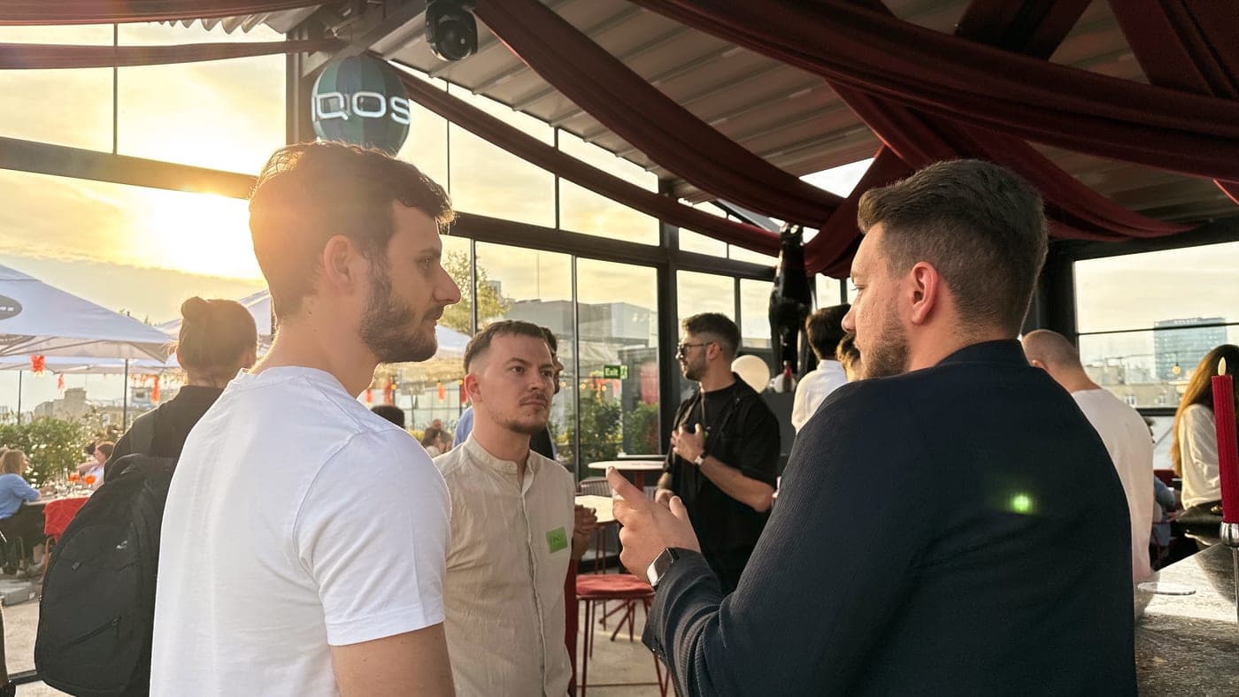 People arriving at a neomixers event